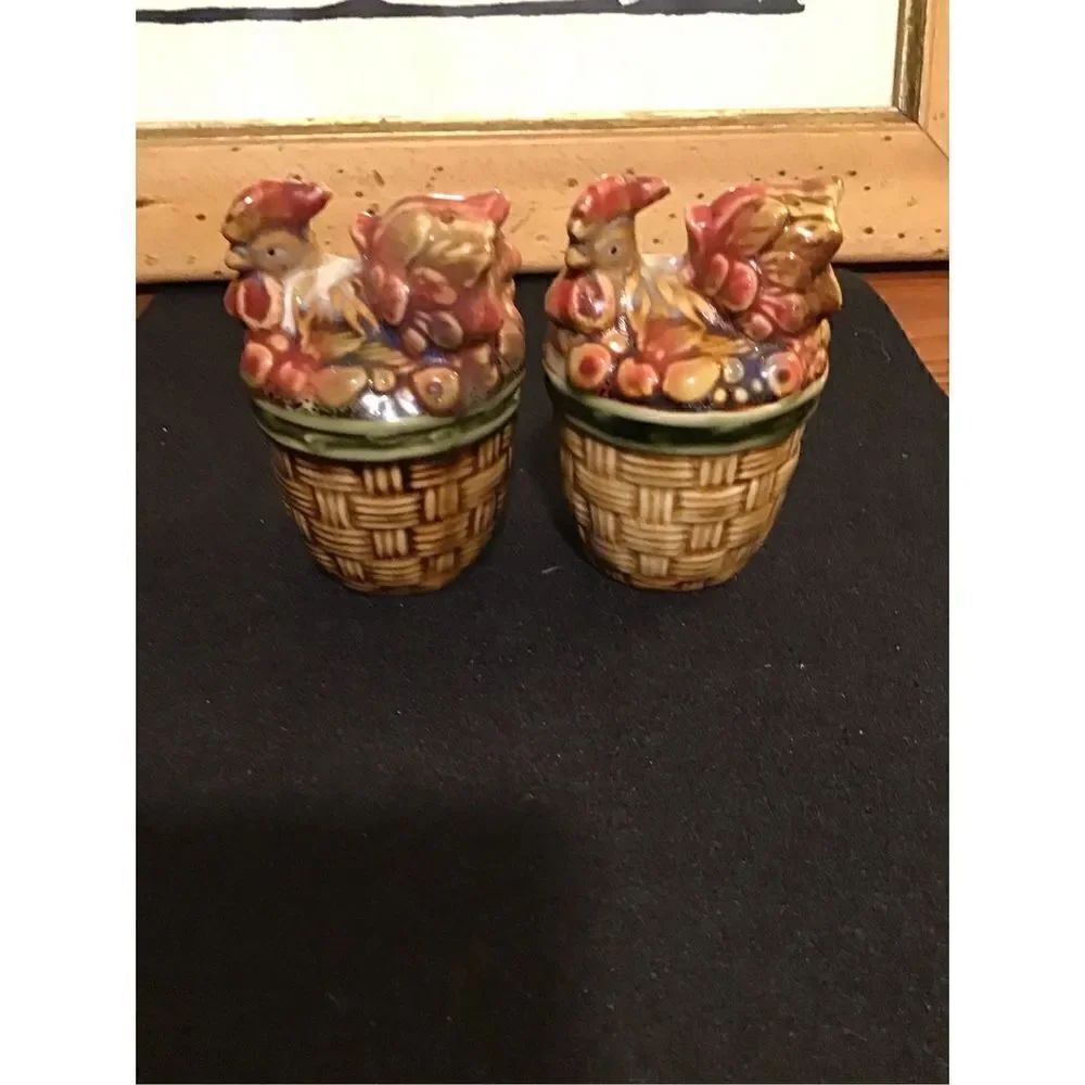 Salt and pepper shakers ceramic Nesting hens